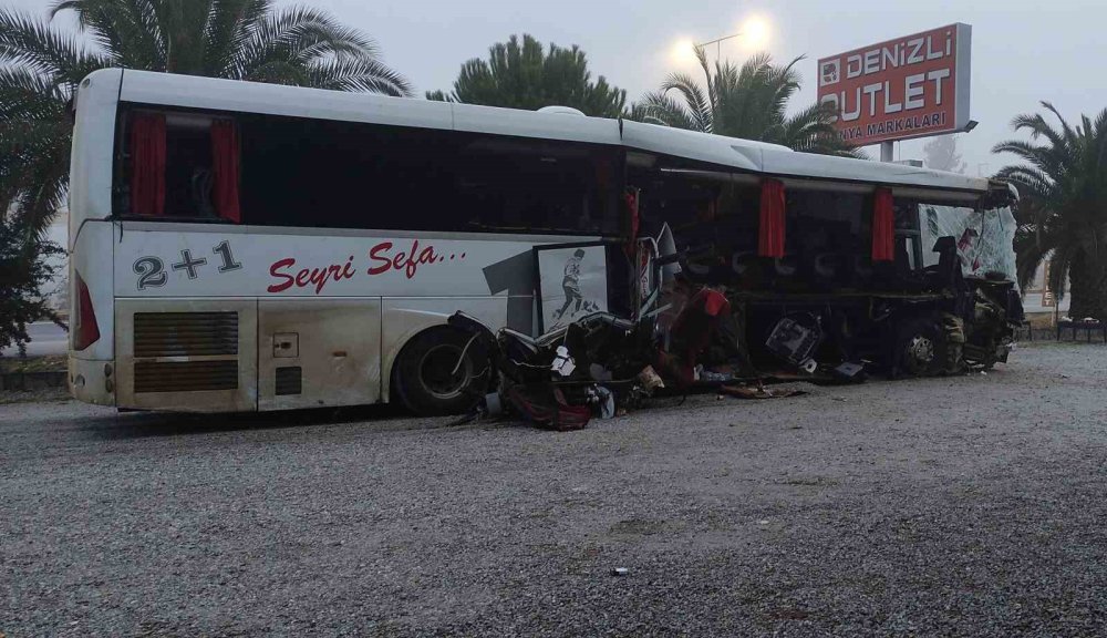 Denizli’de yolcu otobüsü tıra çarptı: 1 ölü, 20 yaralı var