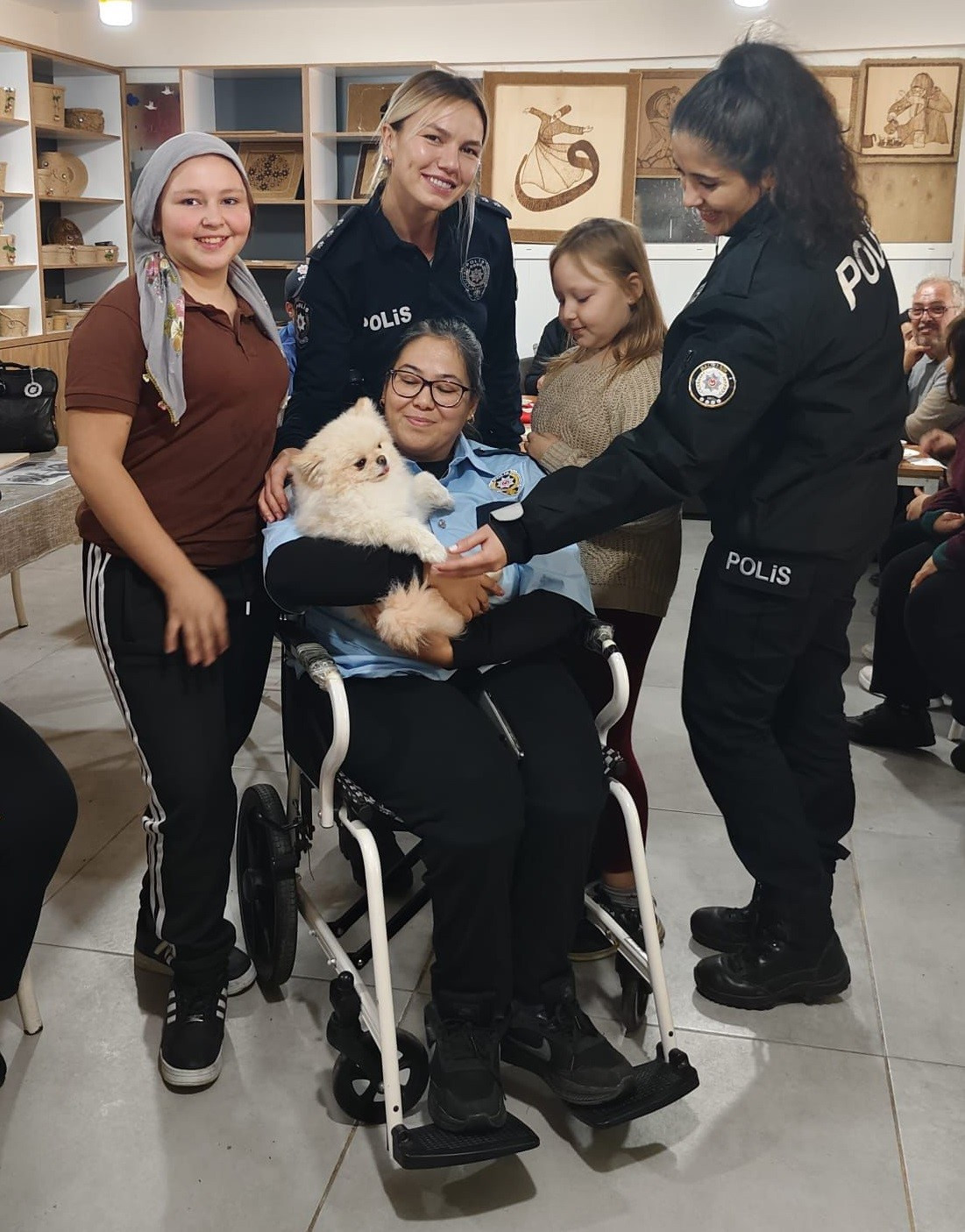 ortopedik-engelli-asumanin-polis-olma-hayali-ayvalikta-gercek-oldu-yenicag-9.jpg