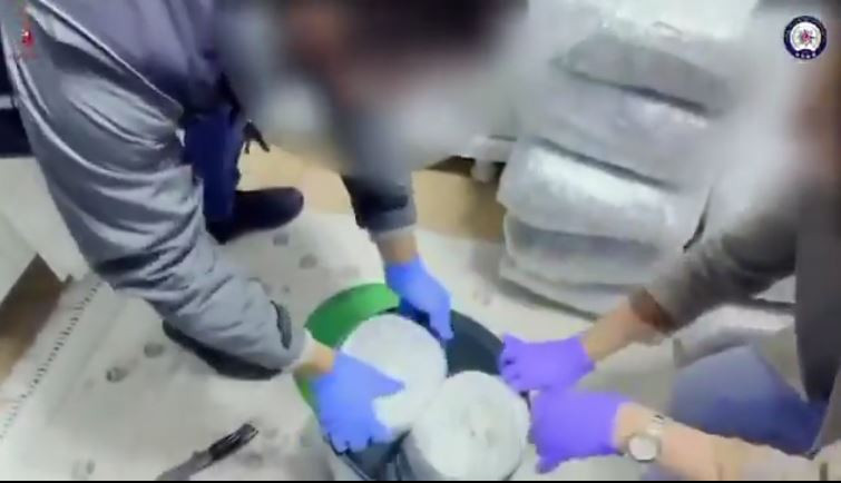 zehir-tacirlerine-buyuk-darbe-2-ton-uyusturucu-ele-gecirildi-2-bin-248-supheli-yakalandi-yenicag-8.jpg