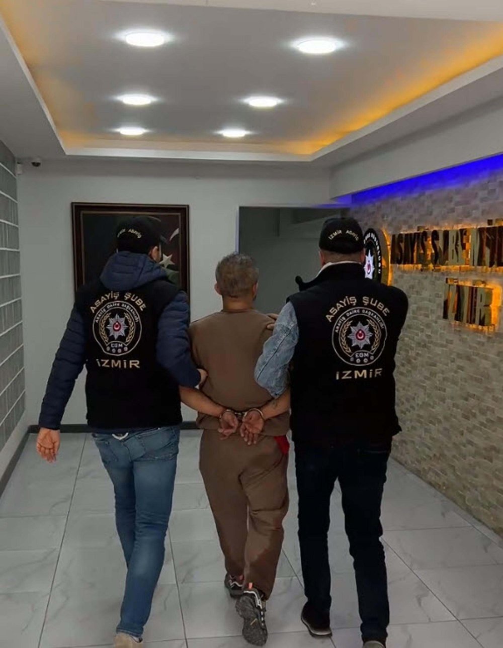 Arkadaşını yaraladı. Polisi görünce evin çatısına kaçtı. Takip sonrası yakalandı