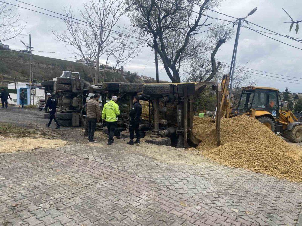 Beylikdüzü’nde facia.! Yol çöktü kamyon devrildi