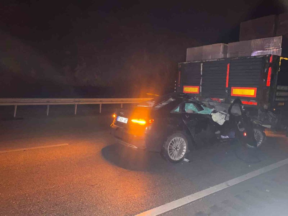 Burdur’da feci kaza: TIR’ın alına geren otomobilden mucize kurtuluş