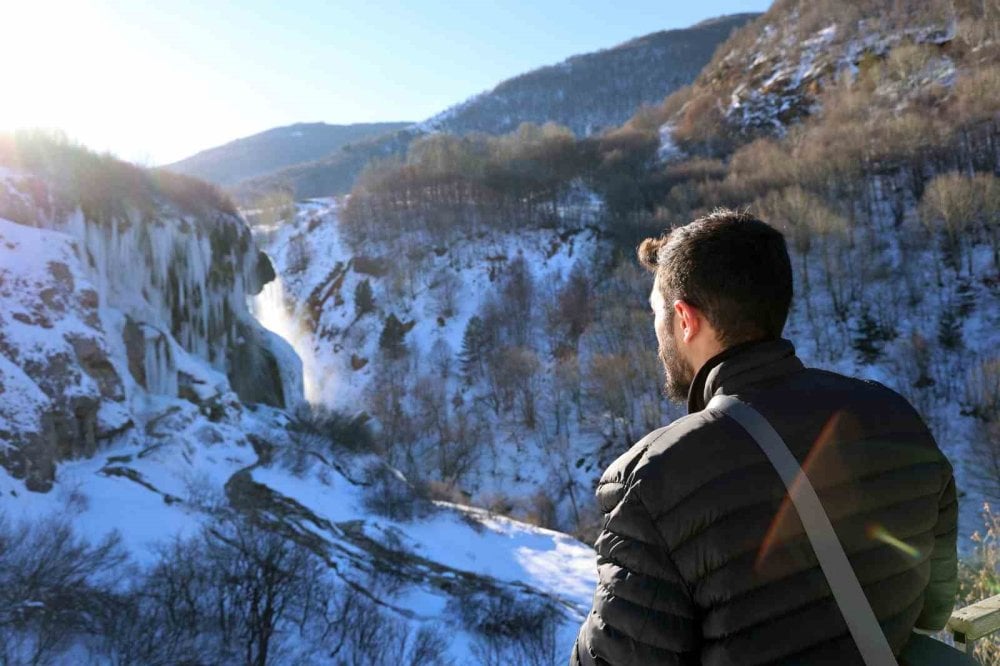 Dipsizgöl Şelalesi'nde kış manzarası büyüledi