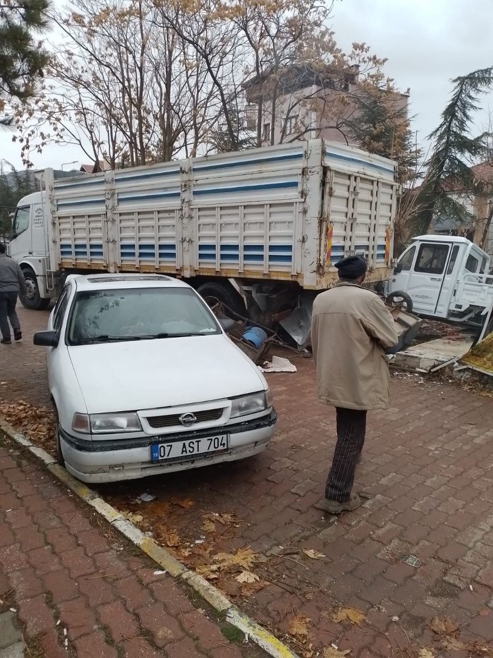 Isparta’da kamyon mahalle halkına cehennemi yaşattı! Önünde ne varsa yıktı geçti