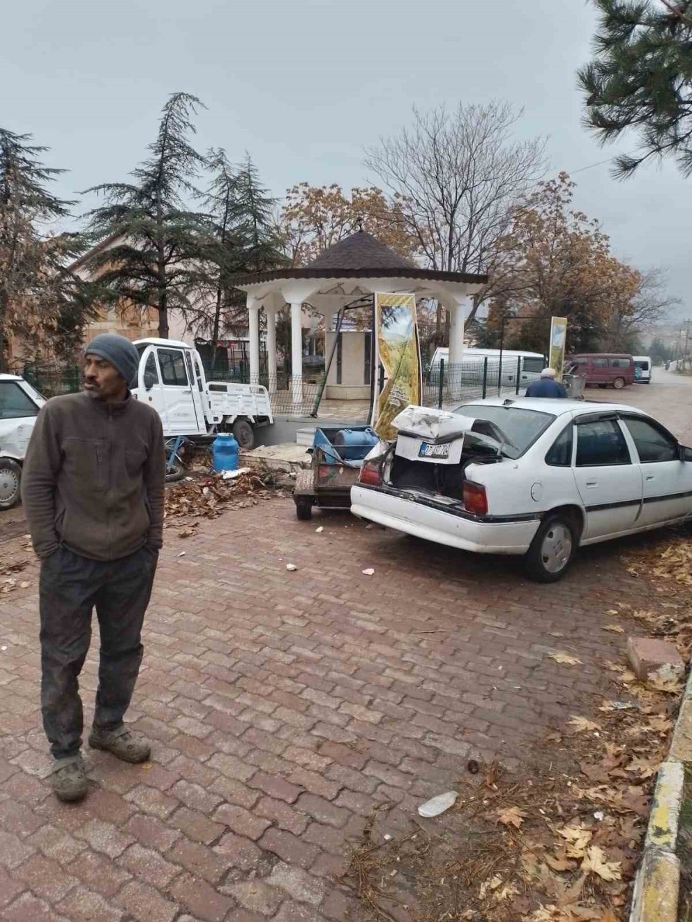 Isparta’da kamyon mahalle halkına cehennemi yaşattı! Önünde ne varsa yıktı geçti