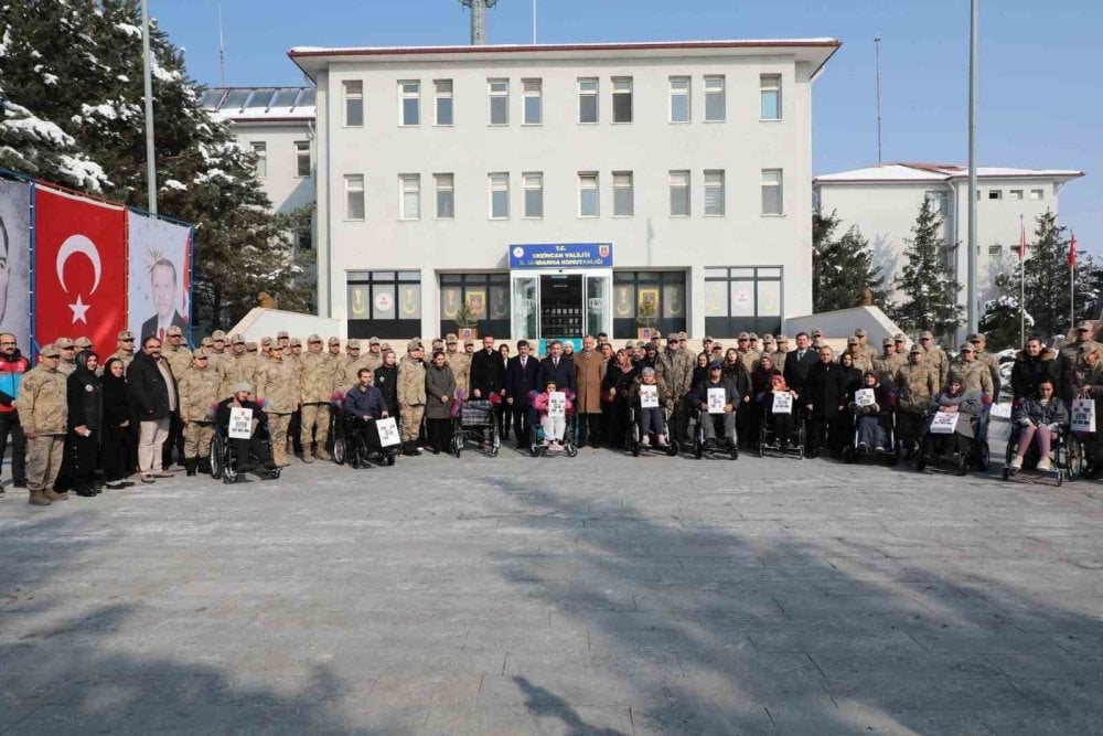 Jandarmadan engellilere tekerlekli sandalye desteği