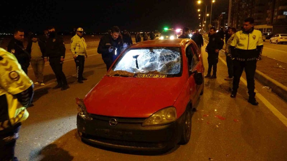 Ölümlü trafik kazası sonrası olay! Çarpan otomobili parke taşıyla parçaladılar