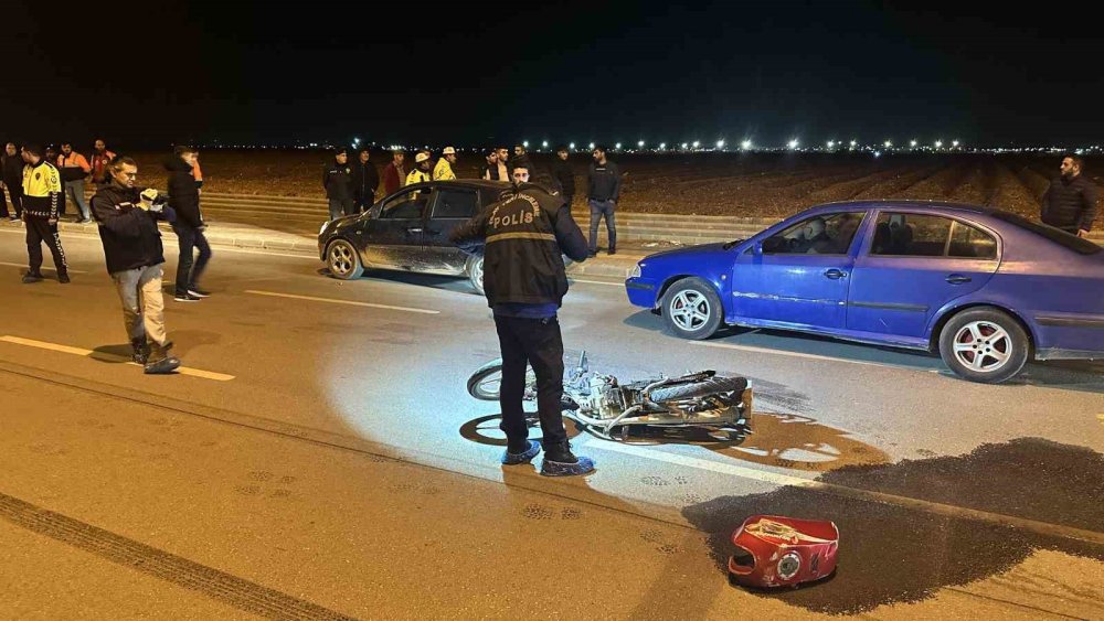 Ölümlü trafik kazası sonrası olay! Çarpan otomobili parke taşıyla parçaladılar