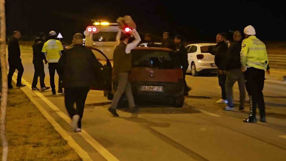 Ölümlü trafik kazası sonrası olay! Çarpan otomobili parke taşıyla parçaladılar