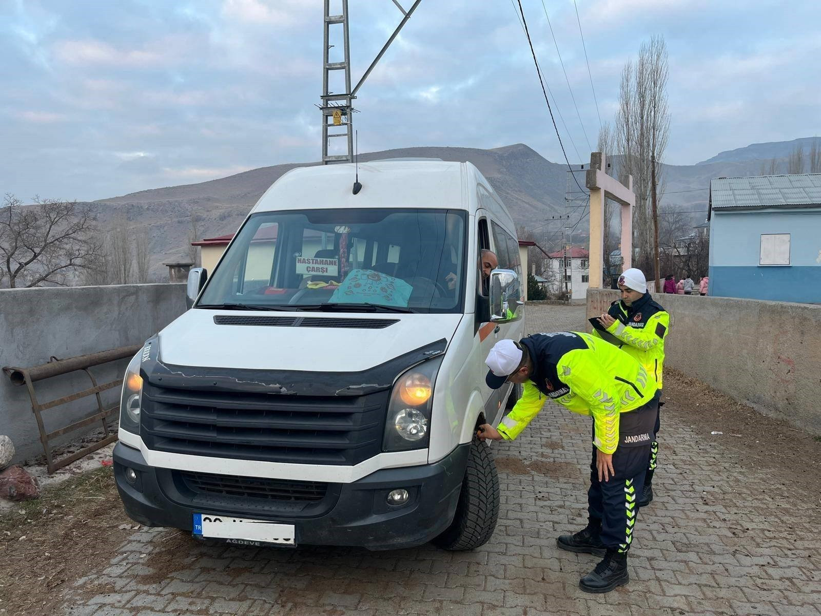 karsta-jandarma-okul-servislerini-denetledi-yenicag-1.jpg