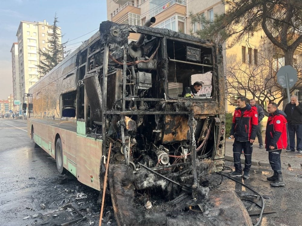 Kayseri'de korku dolu anlar! Halk otobüsü cayır cayır yandı