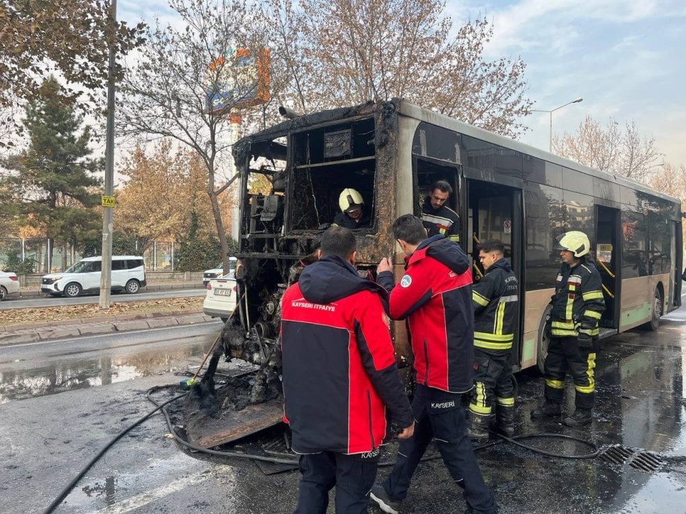 Kayseri'de korku dolu anlar! Halk otobüsü cayır cayır yandı