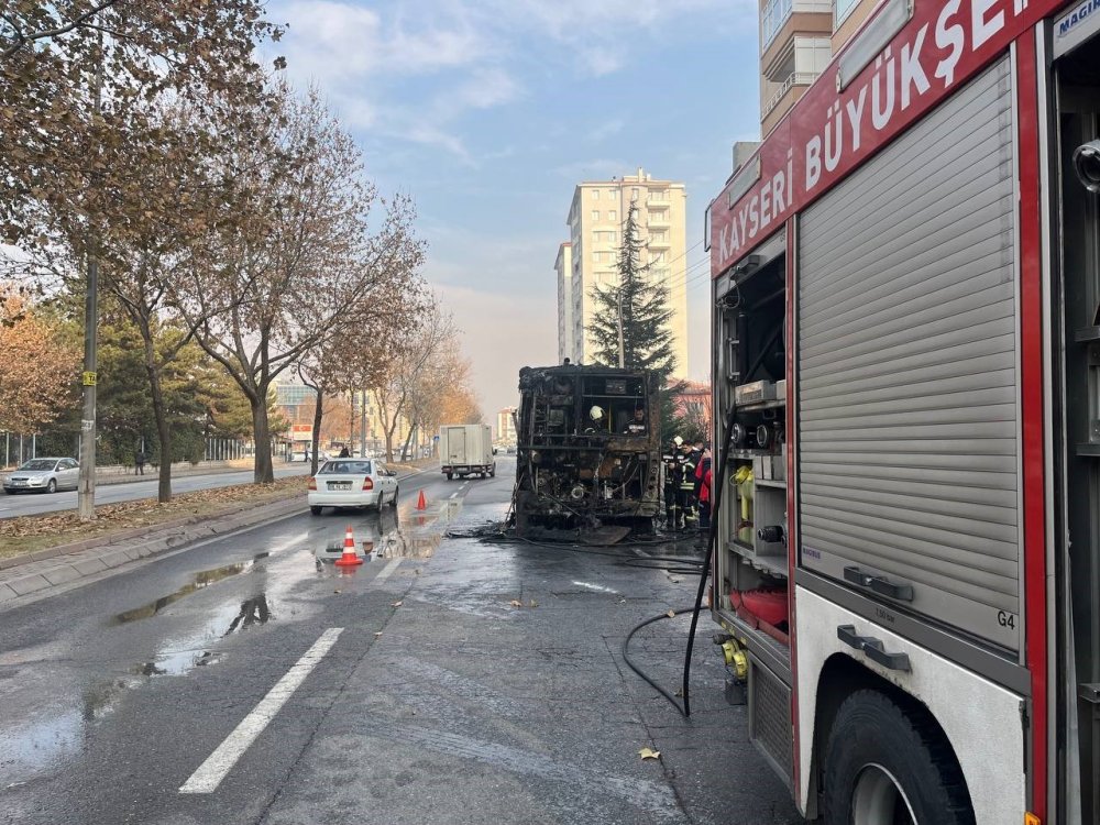 Kayseri'de korku dolu anlar! Halk otobüsü cayır cayır yandı