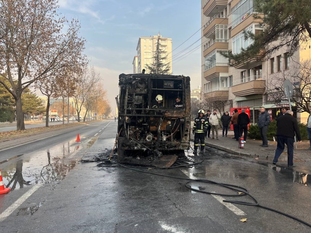 Kayseri'de korku dolu anlar! Halk otobüsü cayır cayır yandı