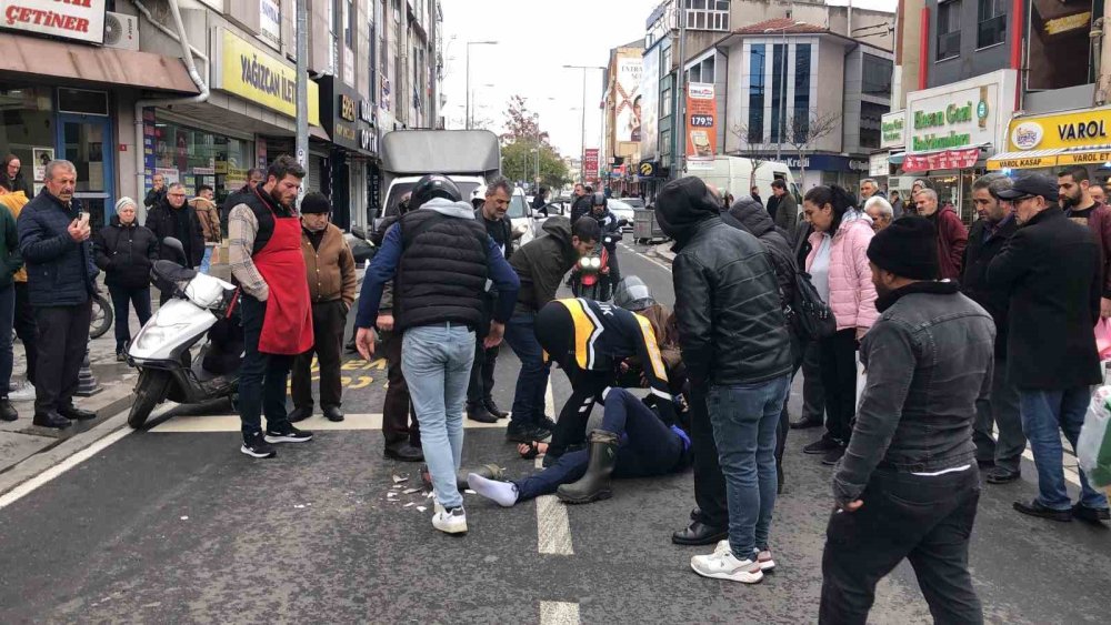 Motosikletin yaya geçidinde yayaya çarptı: 2 yaralı var