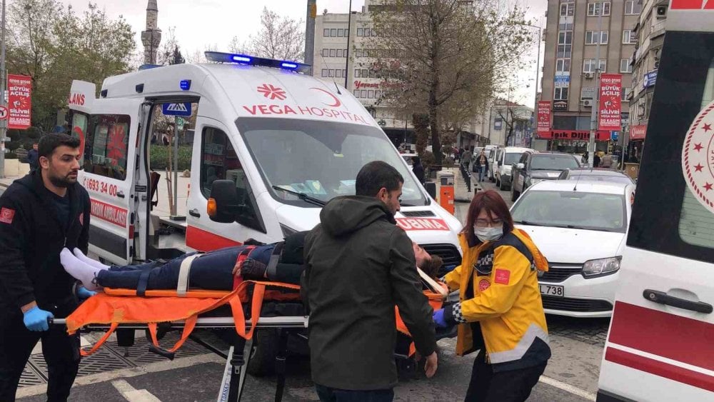 Motosikletin yaya geçidinde yayaya çarptı: 2 yaralı var