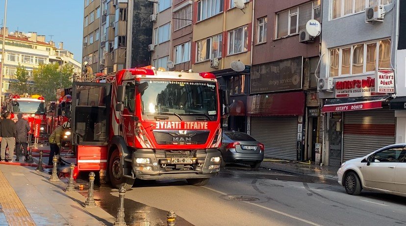 Kadıköy’de apartman dairesi alevlere teslim oldu