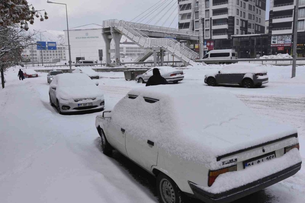 Kar yağışı Bitlis'i beyaza bürüdü, 77 köy yolu kapandı