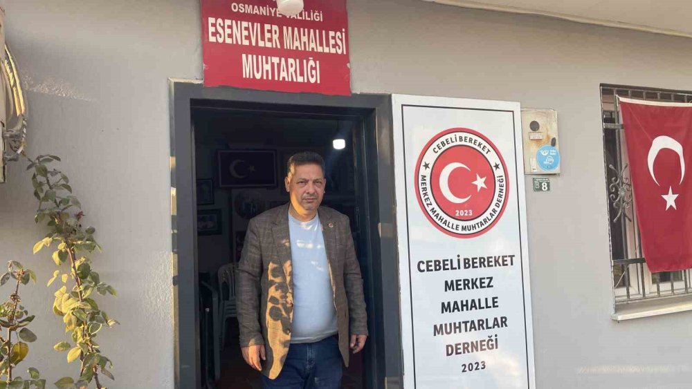 Mahalle muhtarı enkazdan çıkarılan hatıraların sahiplerini arıyor