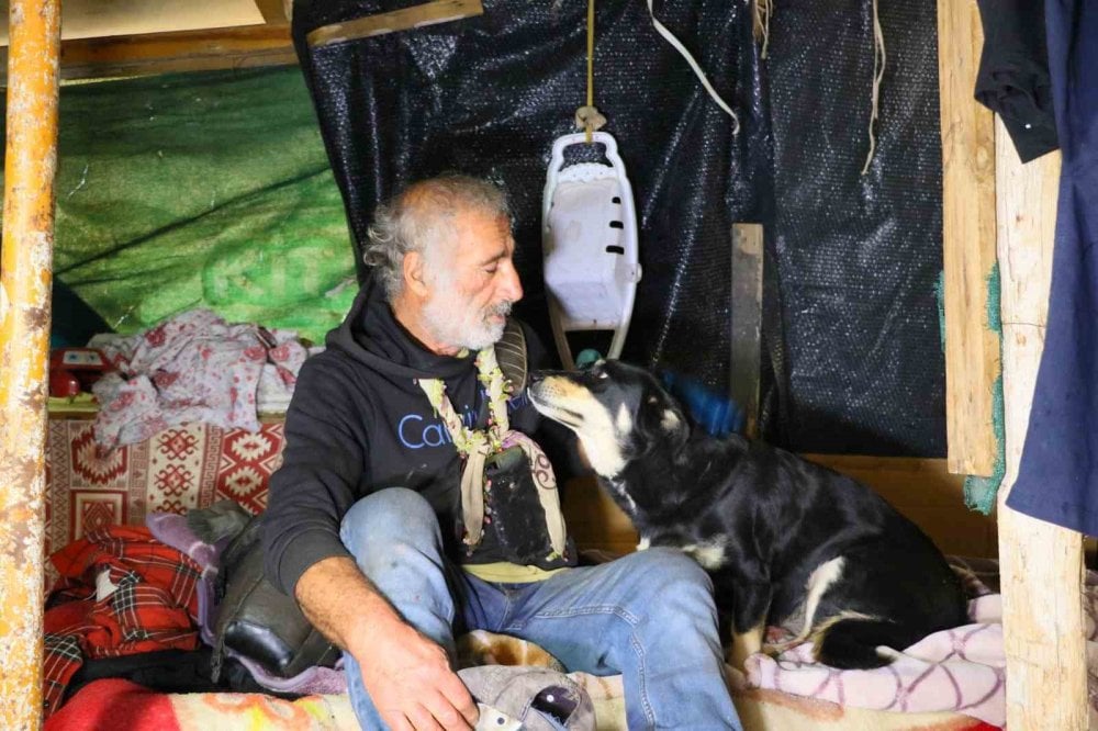 Ölen köpeğini yaşadığı barakaya gömdü