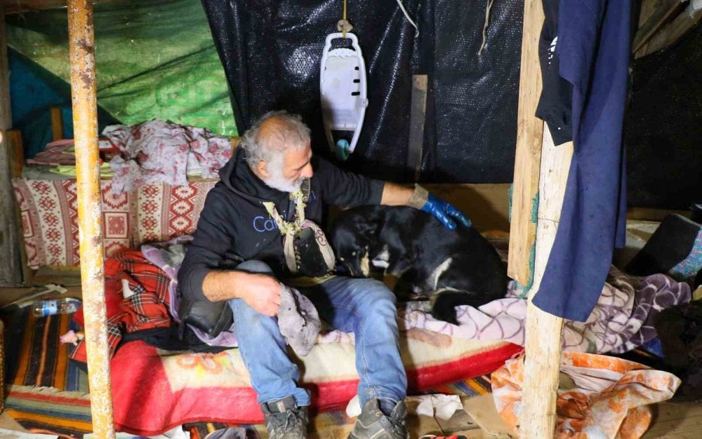 Ölen köpeğini yaşadığı barakaya gömdü