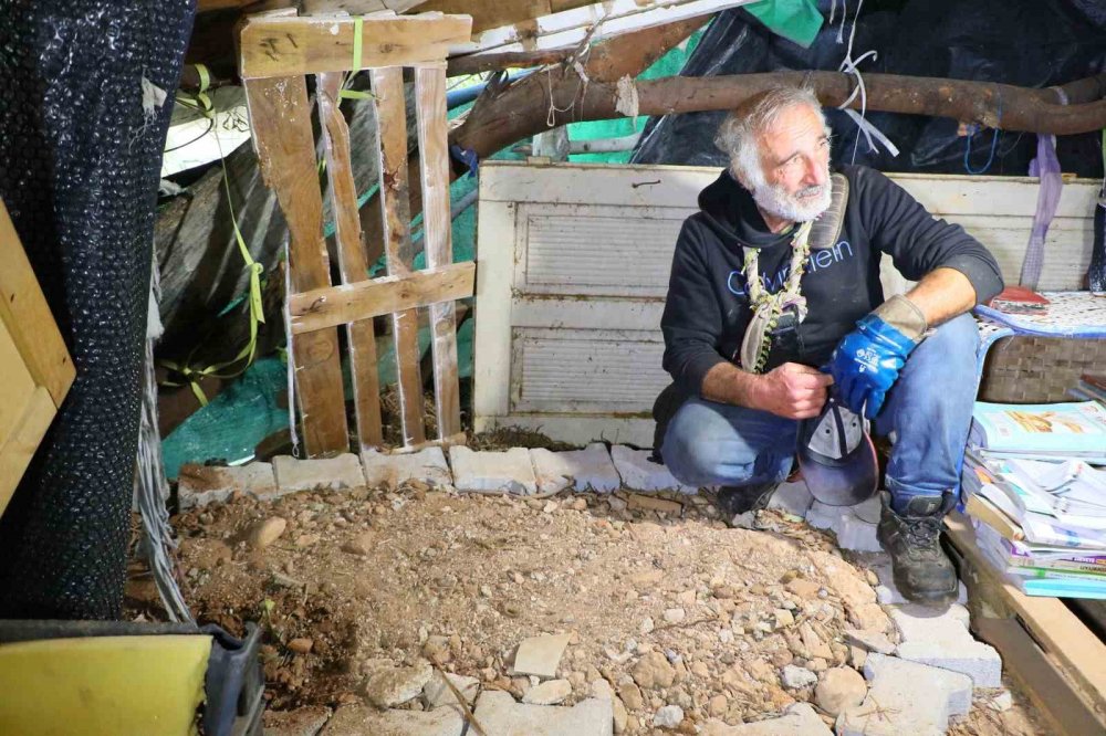 Ölen köpeğini yaşadığı barakaya gömdü