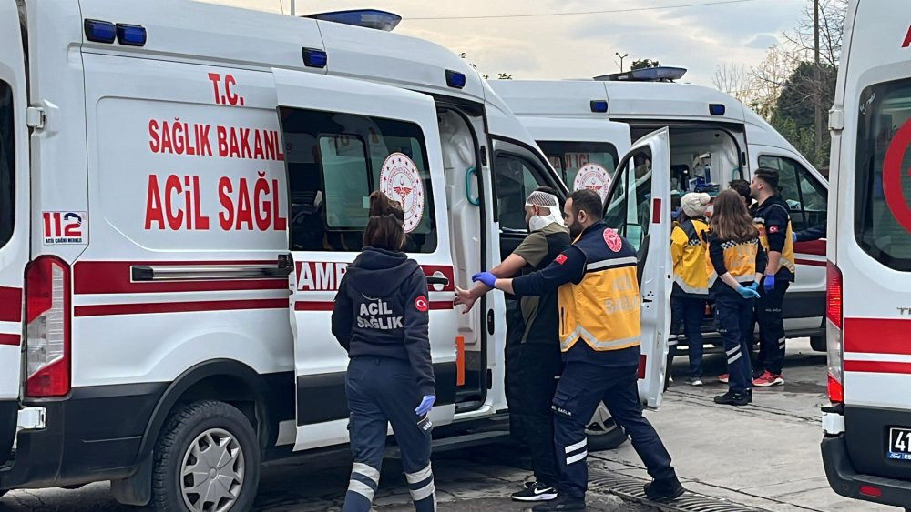 Akaryakıt istasyonunda 'oraklı' kavga: Çok sayıda yaralı var