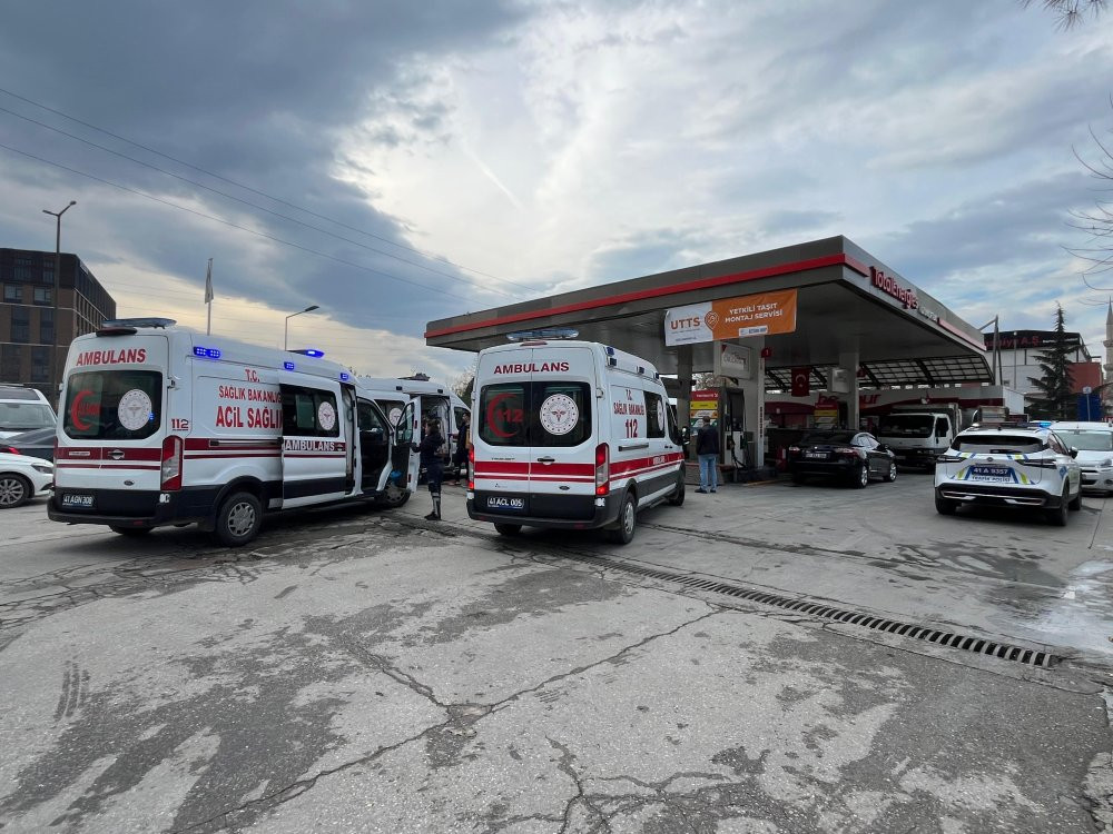 Akaryakıt istasyonunda 'oraklı' kavga: Çok sayıda yaralı var