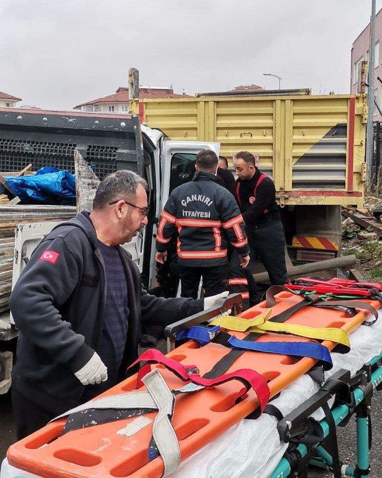 Kamyonet tırın altında paramparça oldu