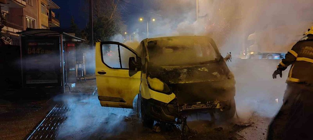 Kocaeli'de balık taşıyan araç cayır cayır yandı, sürücü son anda kurtuldu