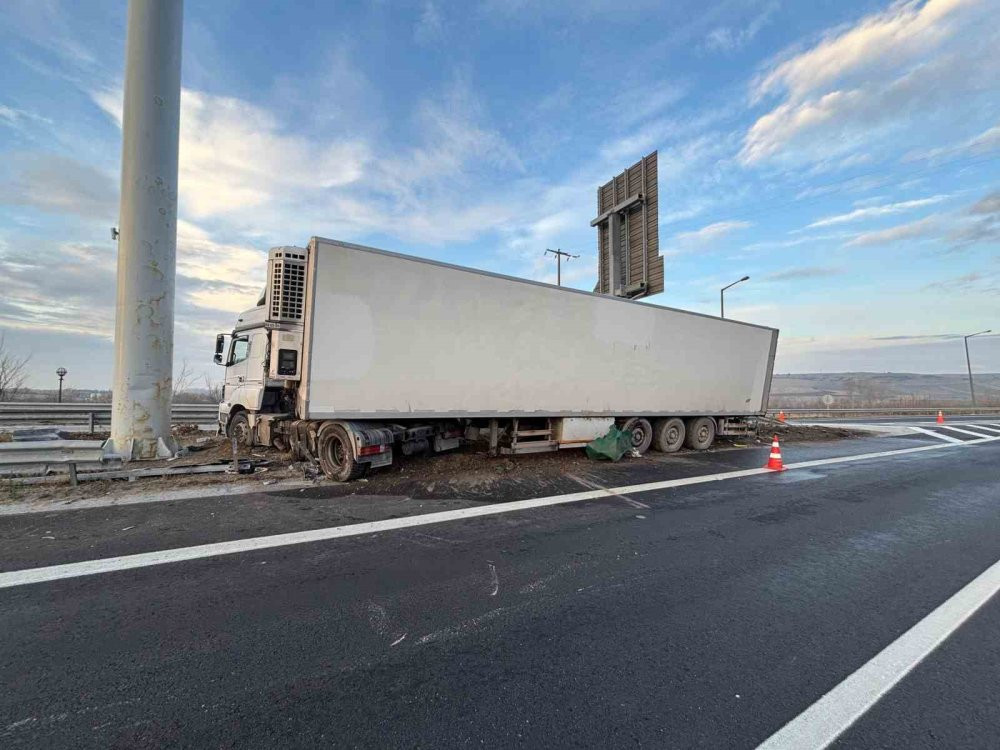 TIR şoförü direksiyo başında kalp krizi geçirdi