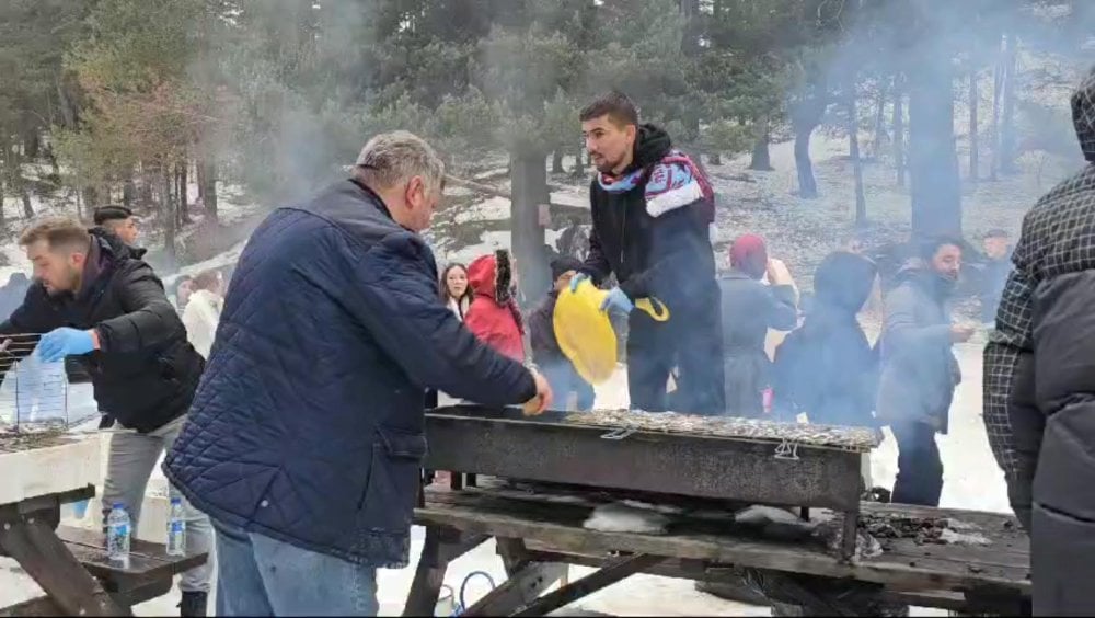 1,5 ton hamsi dağıtıldı! Kar üzerinde horon teptiler