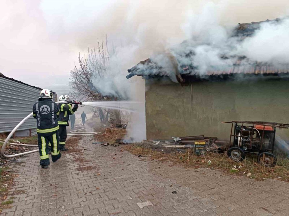 Alevlerin sardığı tek katlı işyeri küle döndü