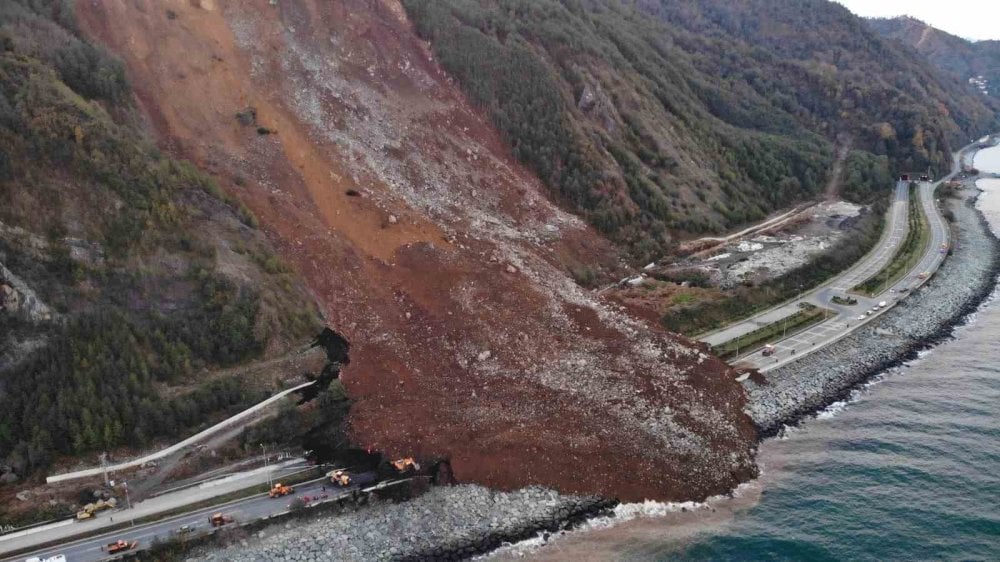 Arhavi’deki heyelanın boyutu günün ilk ışıklarıyla ortaya çıktı