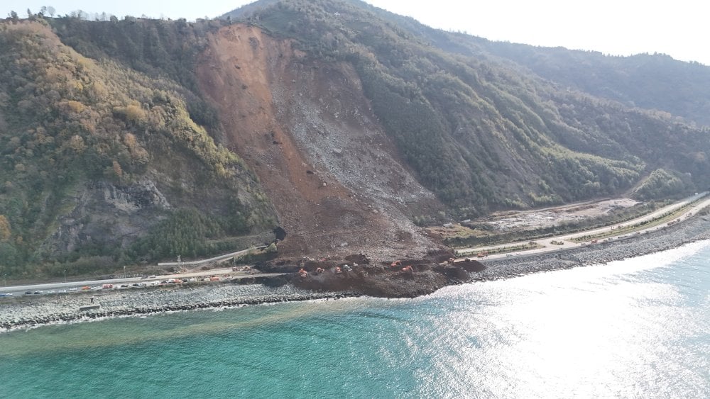 Artvin'de heyelan Karadeniz Sahil Yolu böyle yuttu: Ekipler açmak için saatlerdir çalışıyor