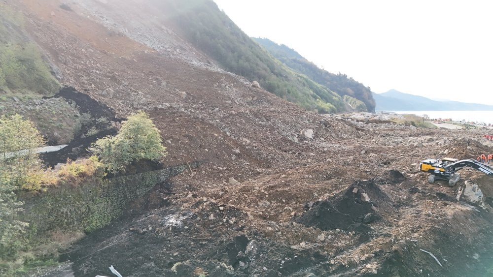 Artvin'de heyelan Karadeniz Sahil Yolu böyle yuttu: Ekipler açmak için saatlerdir çalışıyor