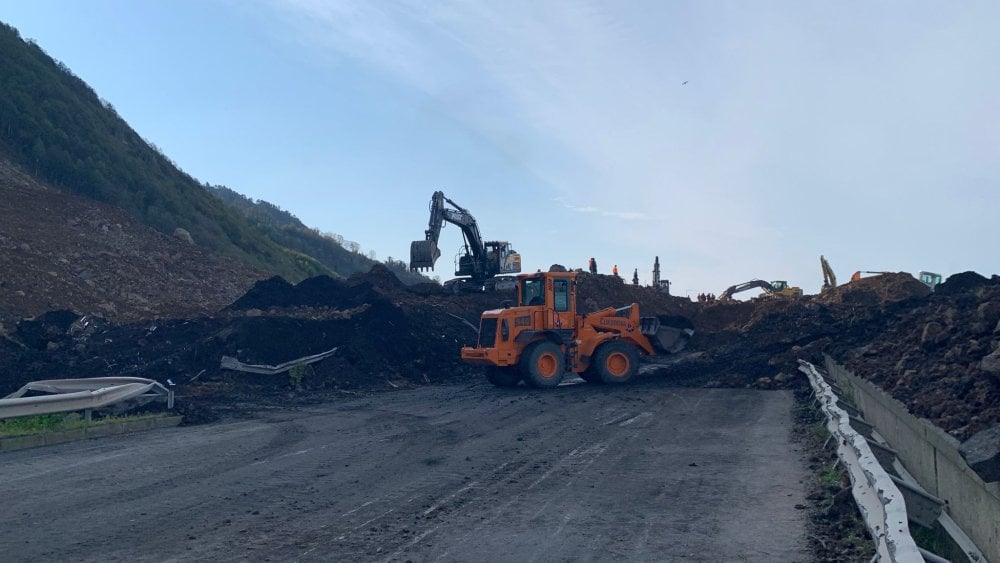 Artvin'de heyelan Karadeniz Sahil Yolu böyle yuttu: Ekipler açmak için saatlerdir çalışıyor