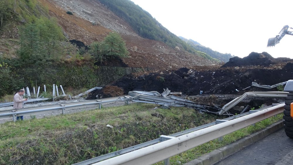 Artvin'de heyelan Karadeniz Sahil Yolu böyle yuttu: Ekipler açmak için saatlerdir çalışıyor