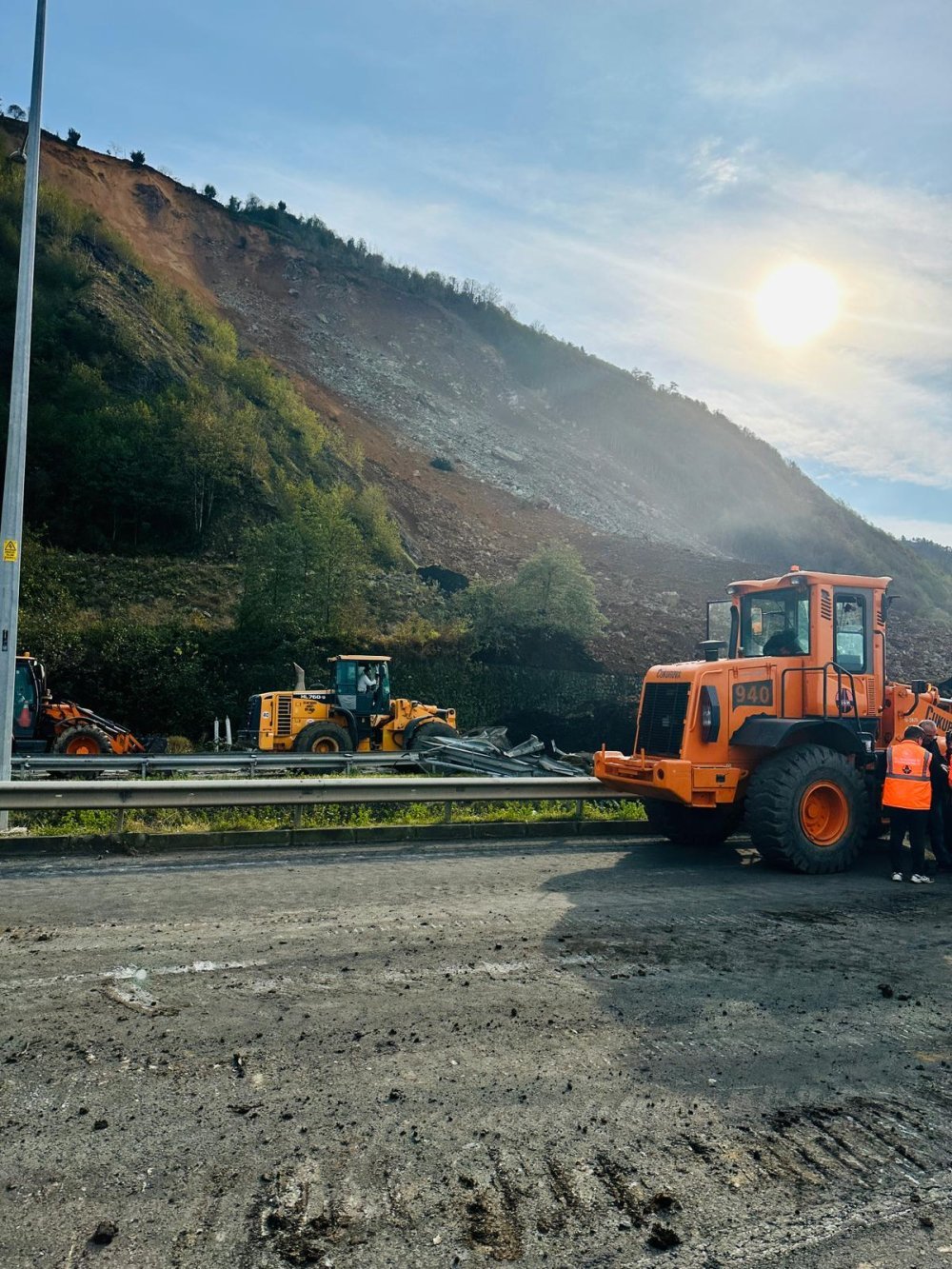 Artvin'de heyelan Karadeniz Sahil Yolu böyle yuttu: Ekipler açmak için saatlerdir çalışıyor