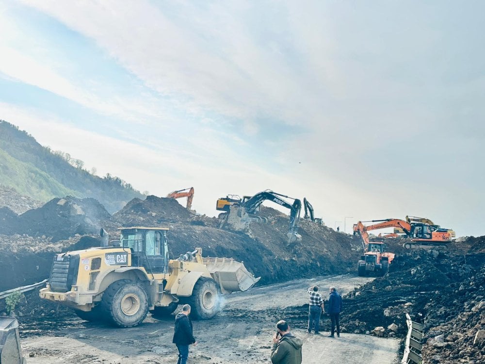 Artvin'de heyelan Karadeniz Sahil Yolu böyle yuttu: Ekipler açmak için saatlerdir çalışıyor