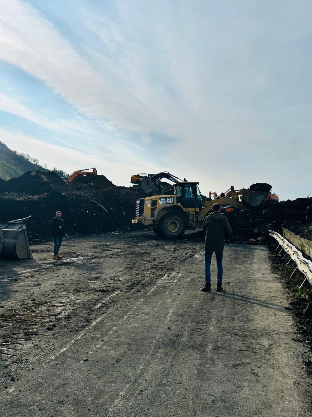 Artvin'de heyelan Karadeniz Sahil Yolu böyle yuttu: Ekipler açmak için saatlerdir çalışıyor