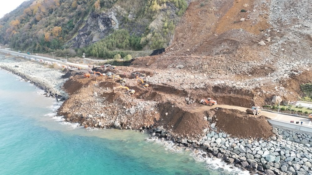 Artvin'de heyelan Karadeniz Sahil Yolu böyle yuttu: Ekipler açmak için saatlerdir çalışıyor