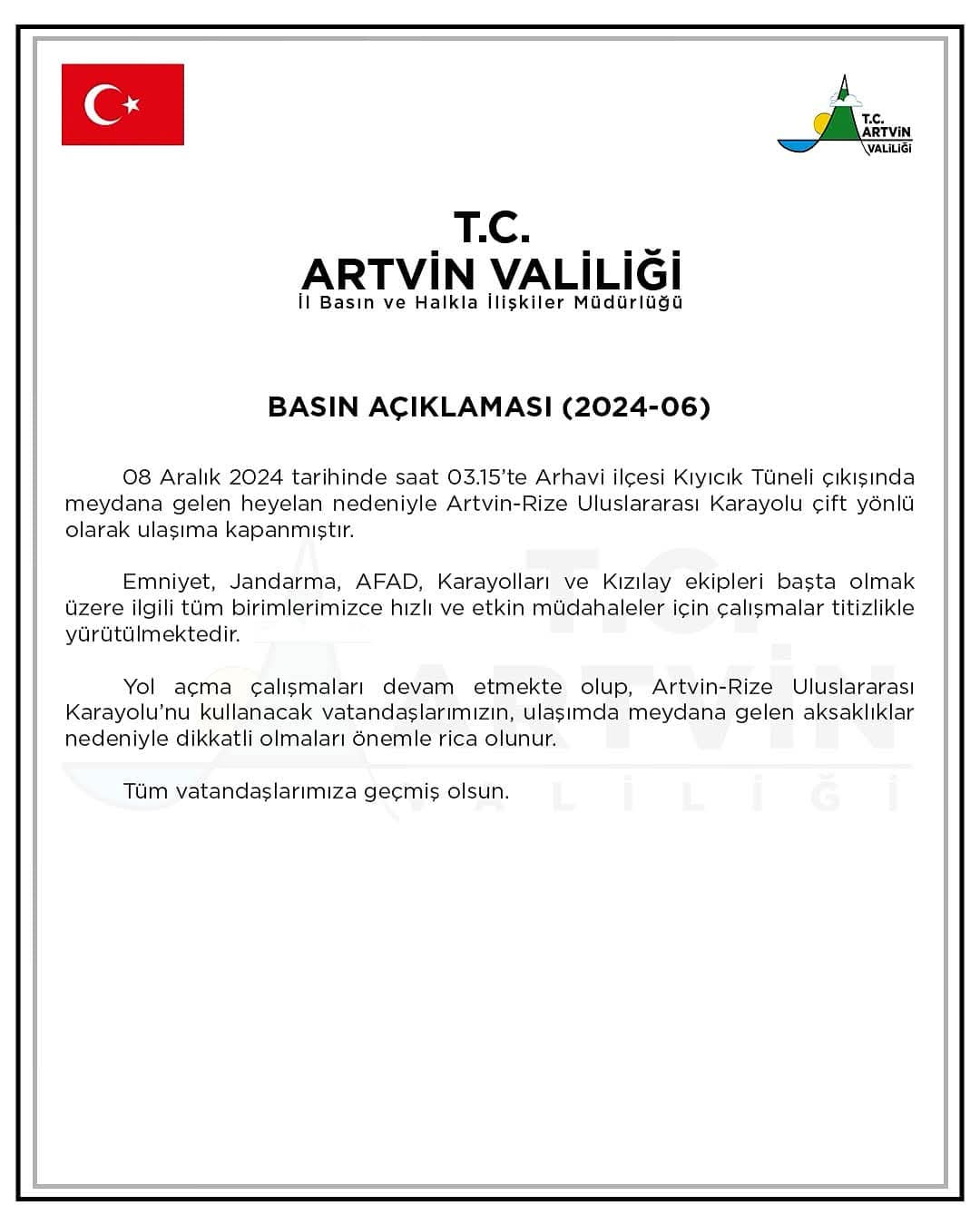 artvinde-heyelan-karadeniz-sahil-yolunu-boyle-yuttu-ekipler-acmak-icin-saatlerdir-calisiyor-yenicag-8.jpg