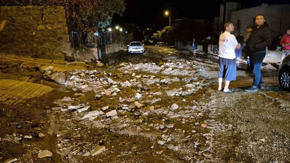 Bodrum sular altında kaldı! Yollar trafiğe kapandı