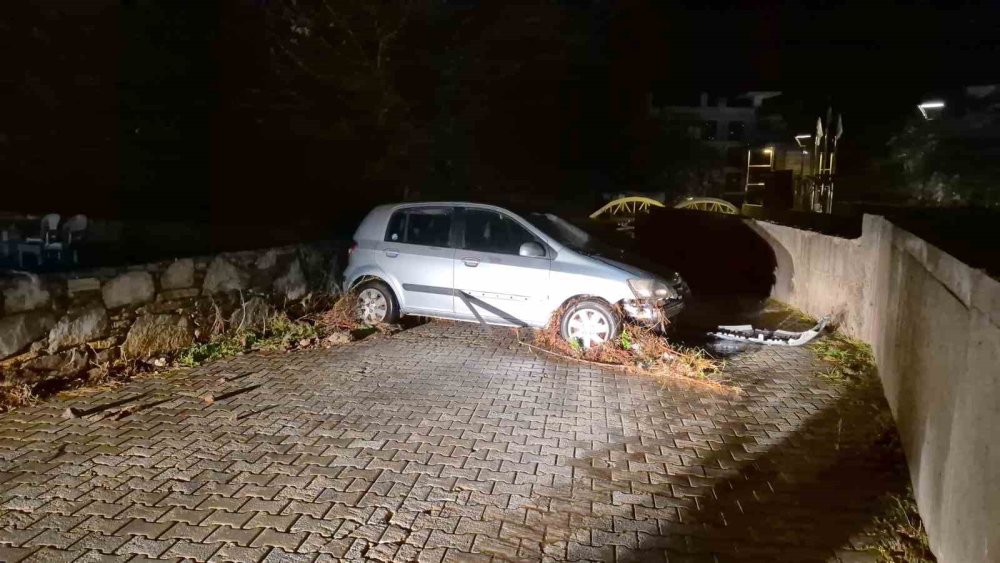 Bodrum sular altında kaldı! Yollar trafiğe kapandı