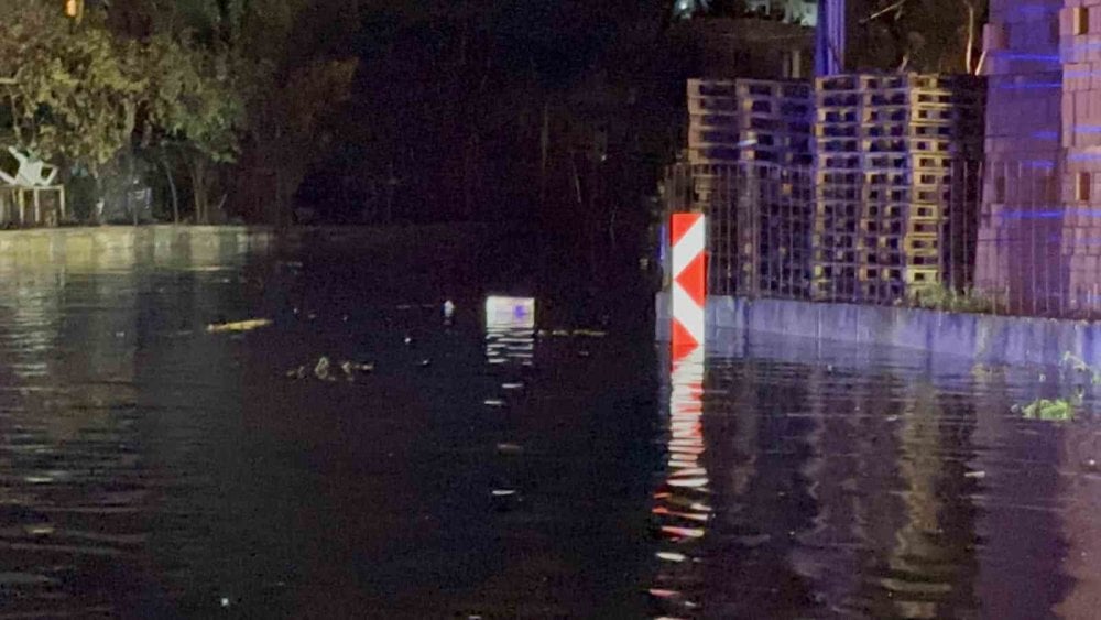 Bodrum sular altında kaldı! Yollar trafiğe kapandı