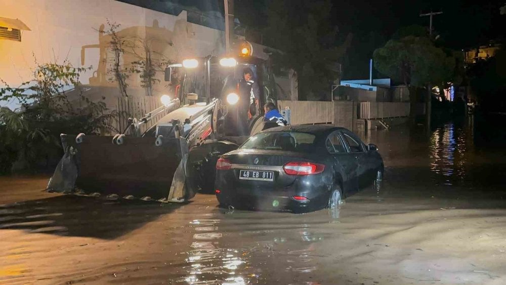 Bodrum sular altında kaldı! Yollar trafiğe kapandı