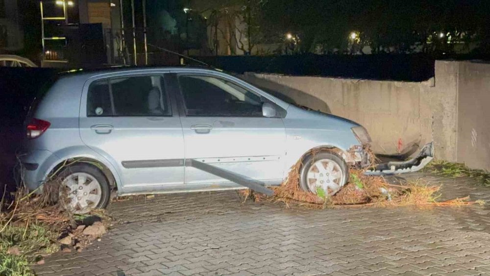 Bodrum sular altında kaldı! Yollar trafiğe kapandı