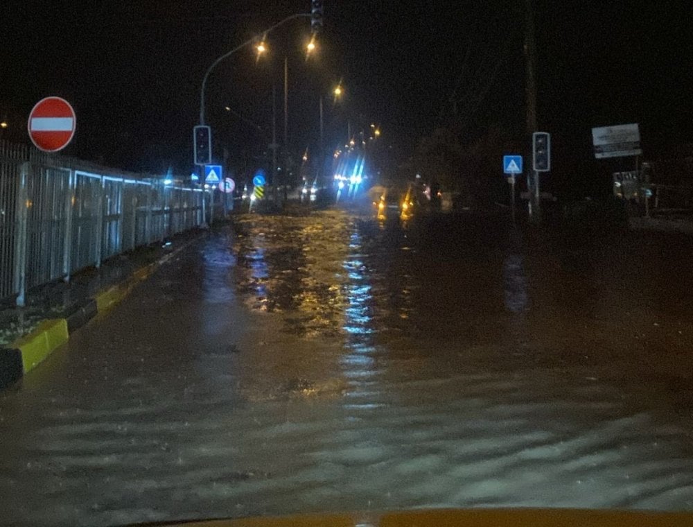 Bodrum sular altında kaldı! Yollar trafiğe kapandı