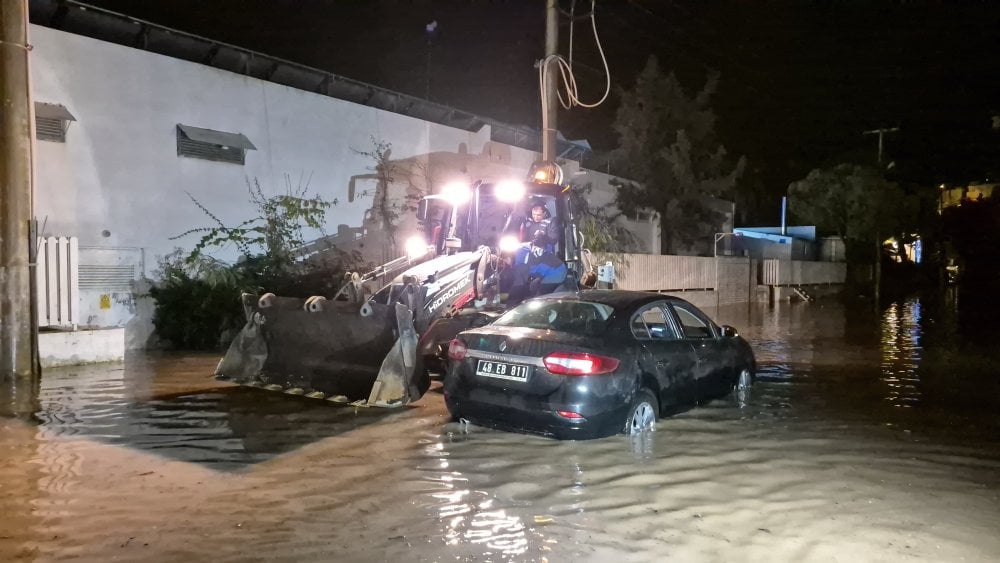 Bodrum’u sağanak vurdu. Ev ve işyerini su bastı